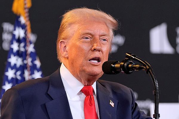 配资行业第一门户 美民调：超六成民众反对特朗普关税 整体支持率跌至38%